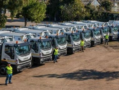 Τα καινούργια απορριμματοφόρα διαφημίζει ο Δήμος Αθηναίων στους πολίτες